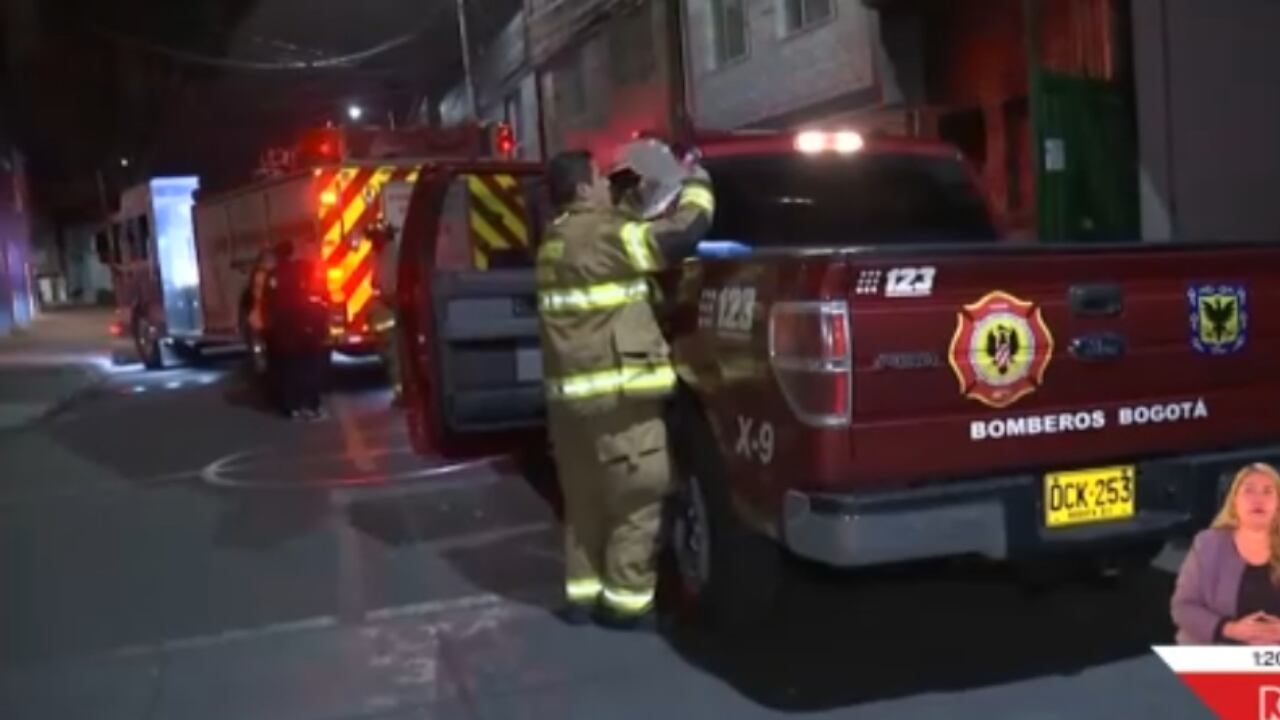 Bomberos atendiendo la emergencia ocurrida en la sede del ICBF.