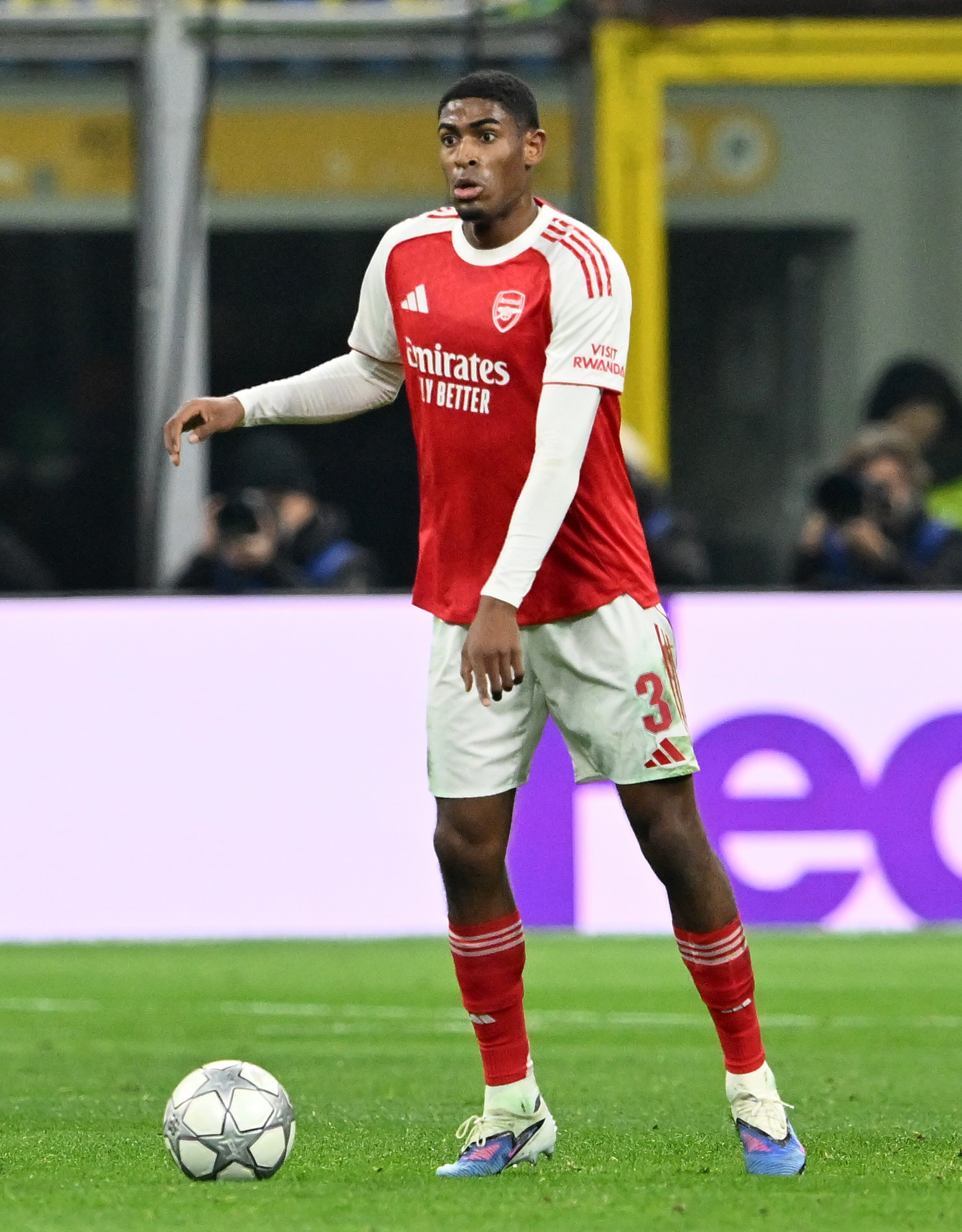 Cristhian Mosquera con el Arsenal vs. Inter.