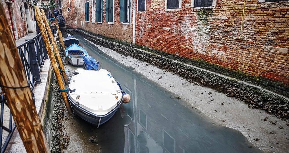 En la foto se ve cómo uno de los canales de Venecia Italia, está casi seco por la falta de lluvias.