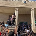 Manifestantes en la embajada de Suecia en Bagdad.