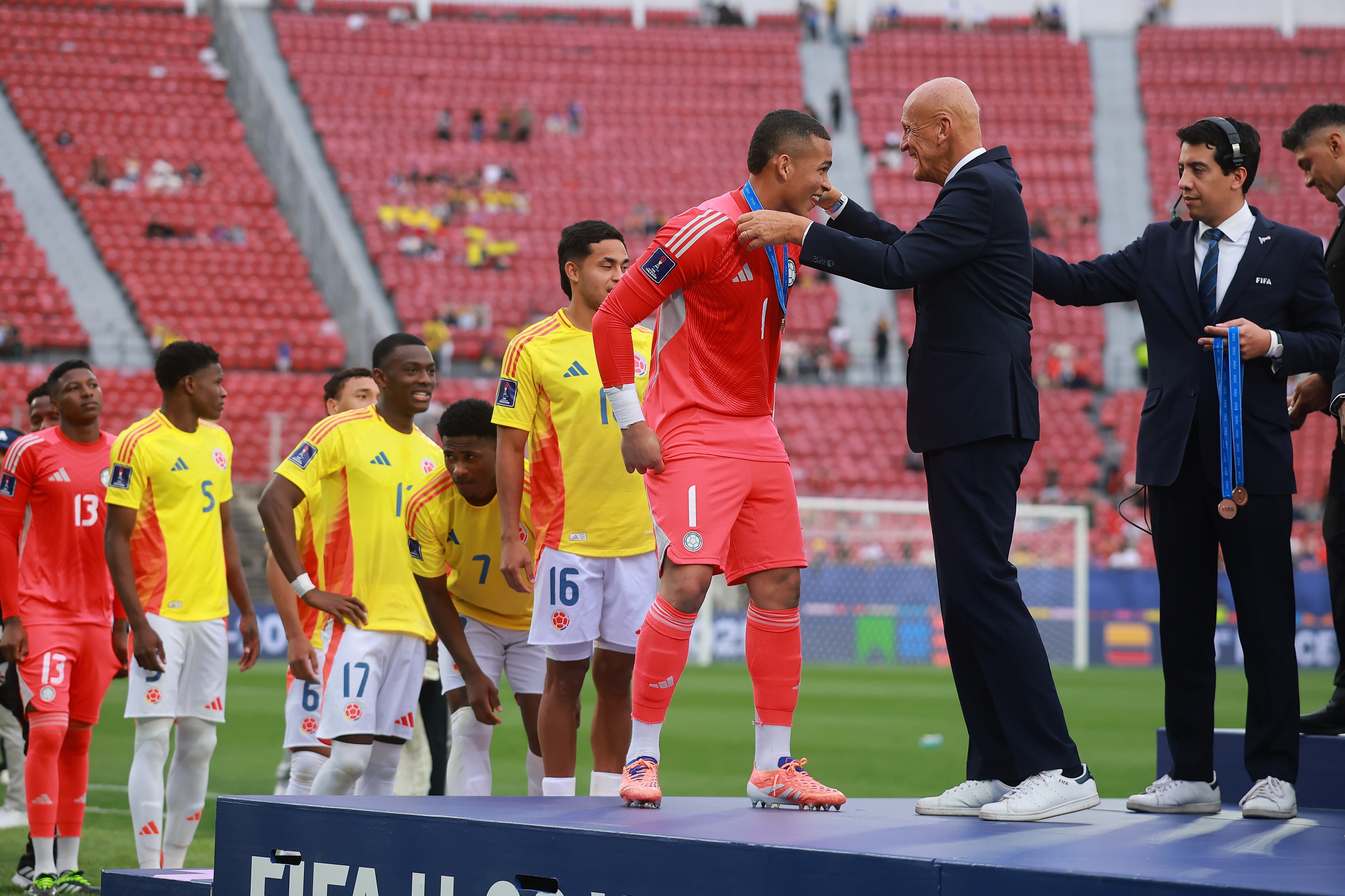 Plantel de Colombia Sub-20 recibiendo la medalla del tercer puesto en el Mundial