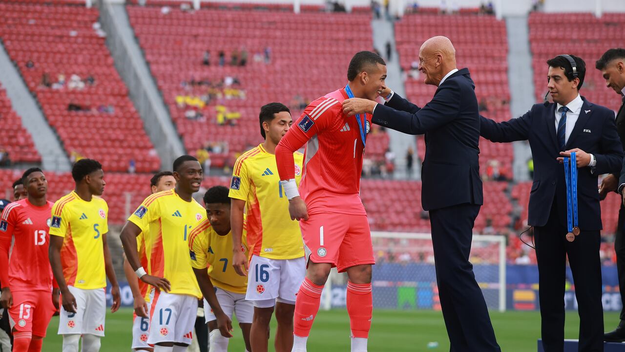 Plantel de Colombia Sub-20 recibiendo la medalla del tercer puesto en el Mundial