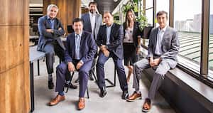 De izquierda a derecha: Eduardo Flores Zelaya, vicepresidente de Desarrollo de Negocios y Estrategia; Andrés Restrepo Isaza, presidente; Santiago Cardona Múnera, vicepresidente de la firma en Colombia; Paulo Mesa Herrera, gerente de Gestión Humana; Ana Isabel Gaviria Arteaga, secretaria general; y Alan Wancier, vicepresidente administrativo y financiero.