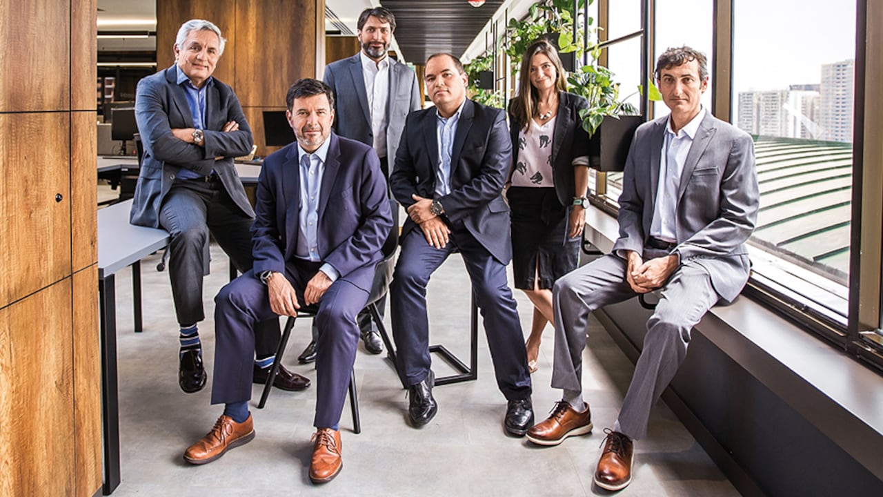 De izquierda a derecha: Eduardo Flores Zelaya, vicepresidente de Desarrollo de Negocios y Estrategia; Andrés Restrepo Isaza, presidente; Santiago Cardona Múnera, vicepresidente de la firma en Colombia; Paulo Mesa Herrera, gerente de Gestión Humana; Ana Isabel Gaviria Arteaga, secretaria general; y Alan Wancier, vicepresidente administrativo y financiero.