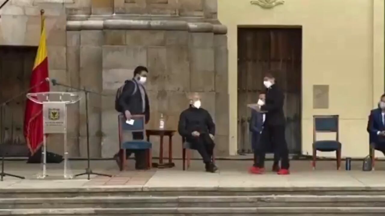 En el evento de reconciliación un funcionario puso el nombre del presidente en una silla vacía.