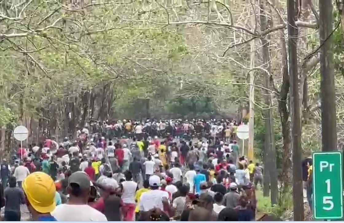 Los pobladores de La Apartada salieron a sacar a los protestantes que tiene paralizada la región.