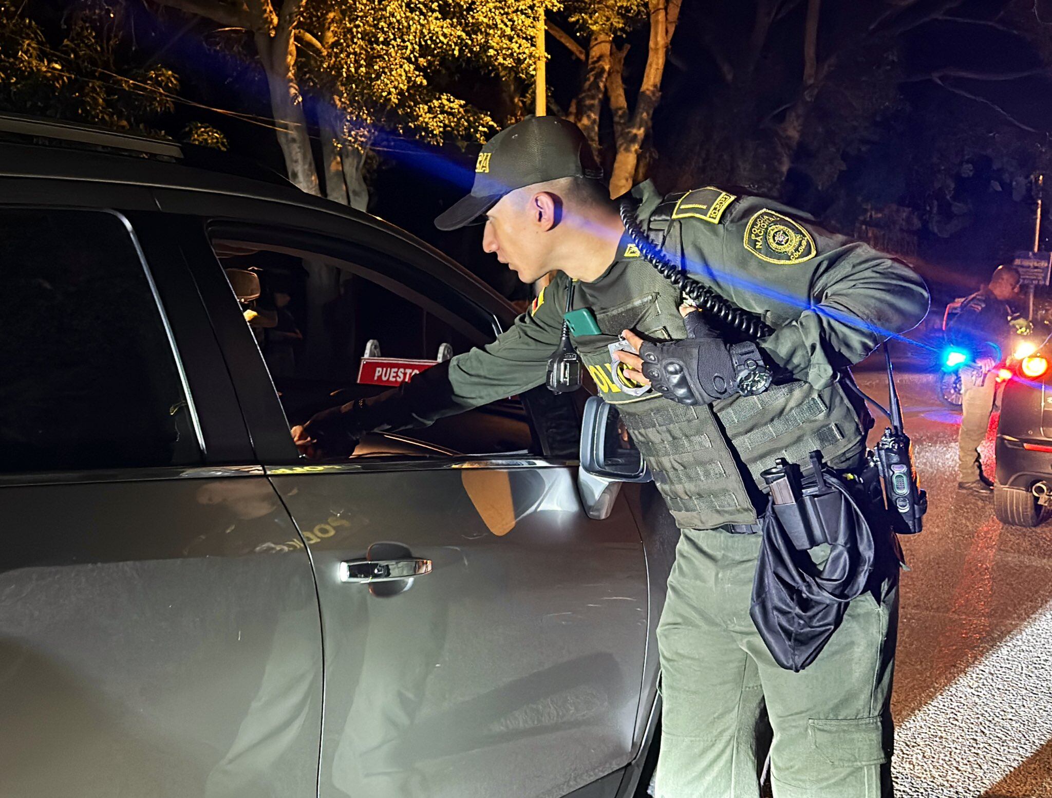 Hay puestos de control en las que se verifica a conductores y demás ciudadanos del municipio.
