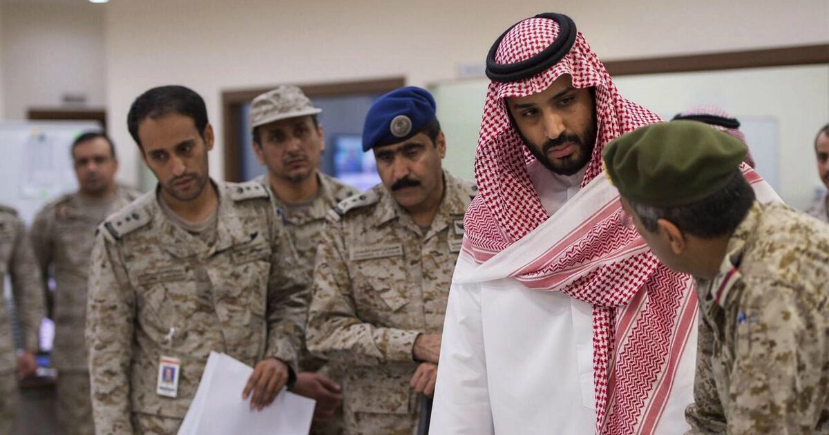 Fotografía facilitada por la Agencia Saudí de prensa que muestra al ministro saudí de Defensa, Mohamed bin Salman bin Abdelaziz (2d) conversando con varios militares sobre la intervención militar en Yemen en un cuartel del ejército Arabia Saudí el 26 de marzo de 2015.