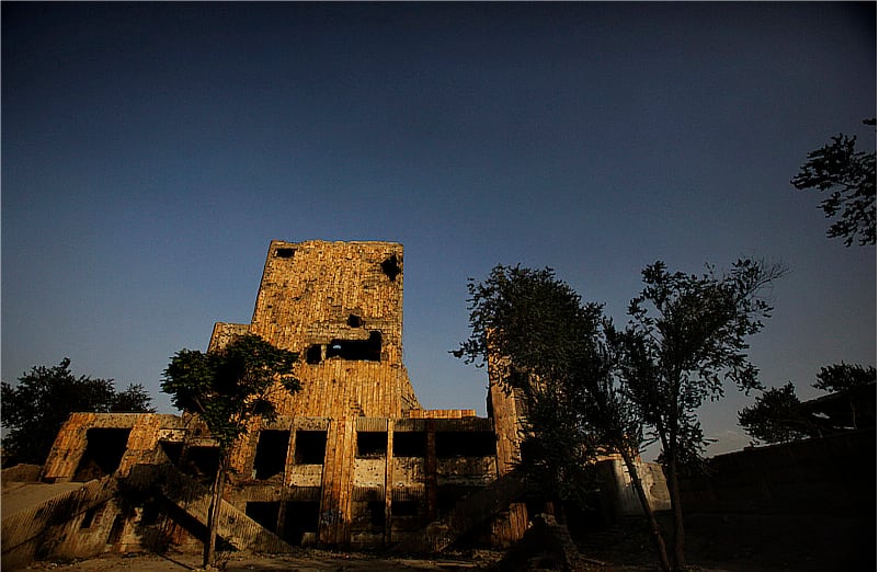 El edificio donde funcionaba el Centro Cultural de Rusia en Kabul fue abandonado como consecuencia de la guerra que vive ese país. Aunque está en ruinas, allí habitan montones de personas adictas a las drogas. 