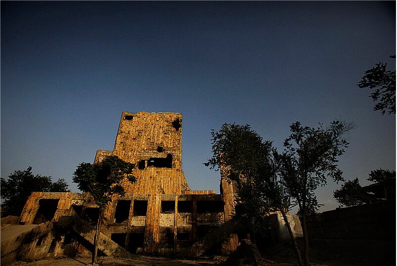 El edificio donde funcionaba el Centro Cultural de Rusia en Kabul fue abandonado como consecuencia de la guerra que vive ese país. Aunque está en ruinas, allí habitan montones de personas adictas a las drogas.