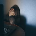 El uso constante de Internet puede exponer a los niños a riesgos en línea, como el acceso a contenido inapropiado, la exposición a la ciberdelincuencia, el ciberacoso y la pérdida de privacidad.