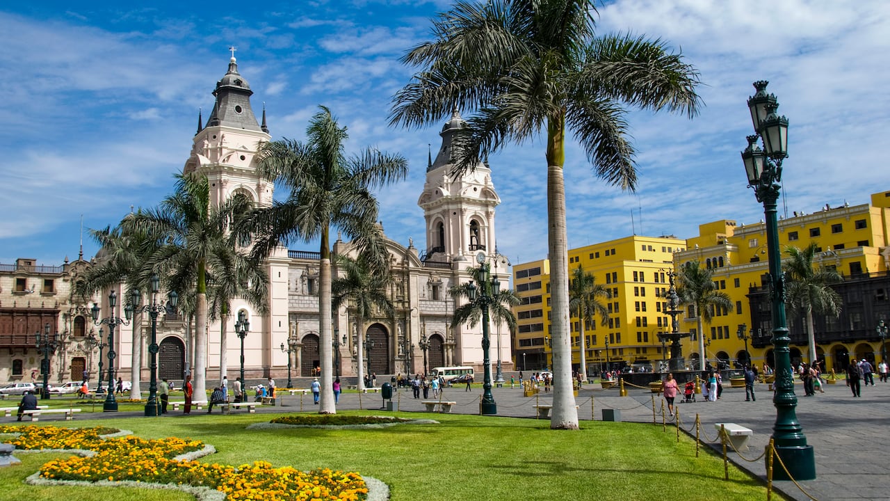 Plaza Mayor o Plaza de Armas en Lima, Perú, uno de los lugares para conocer en un viaje al vecino país.
