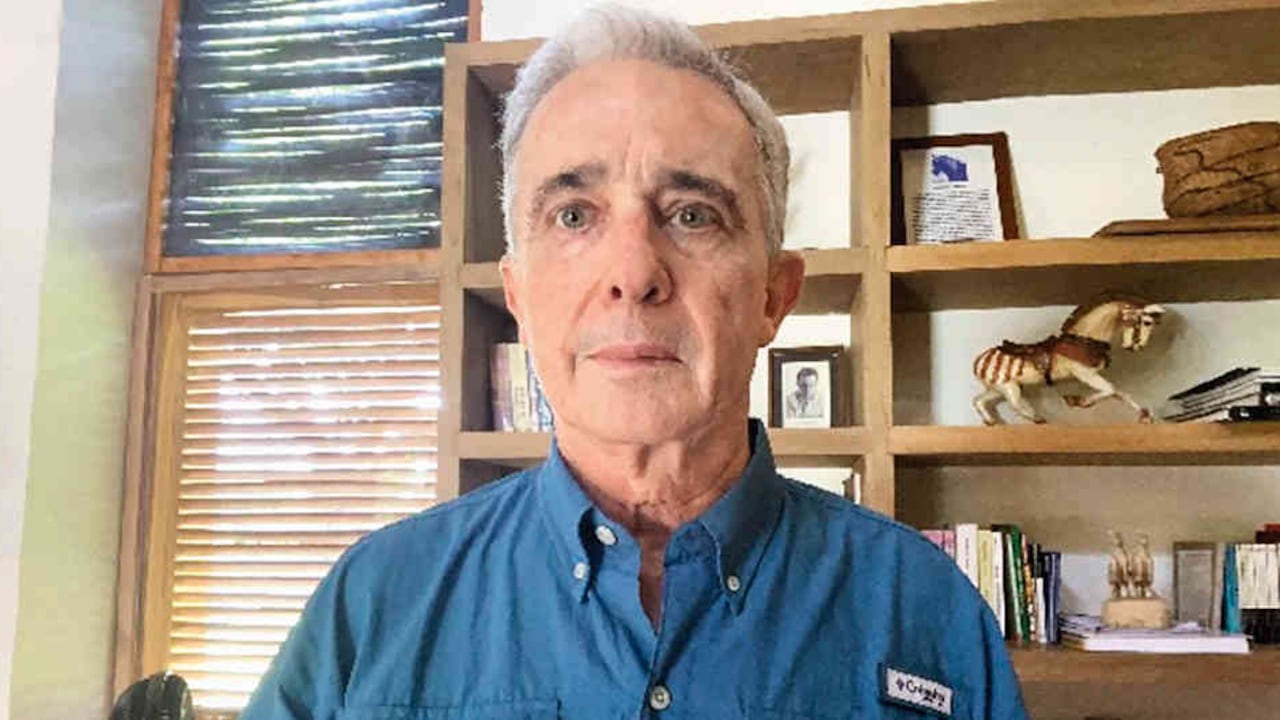 La foto de Uribe dio pie a todo tipo de interpretaciones. Un sector considera que intenta victimizarse. Otro señala que refleja el drama personal por el que atraviesa.