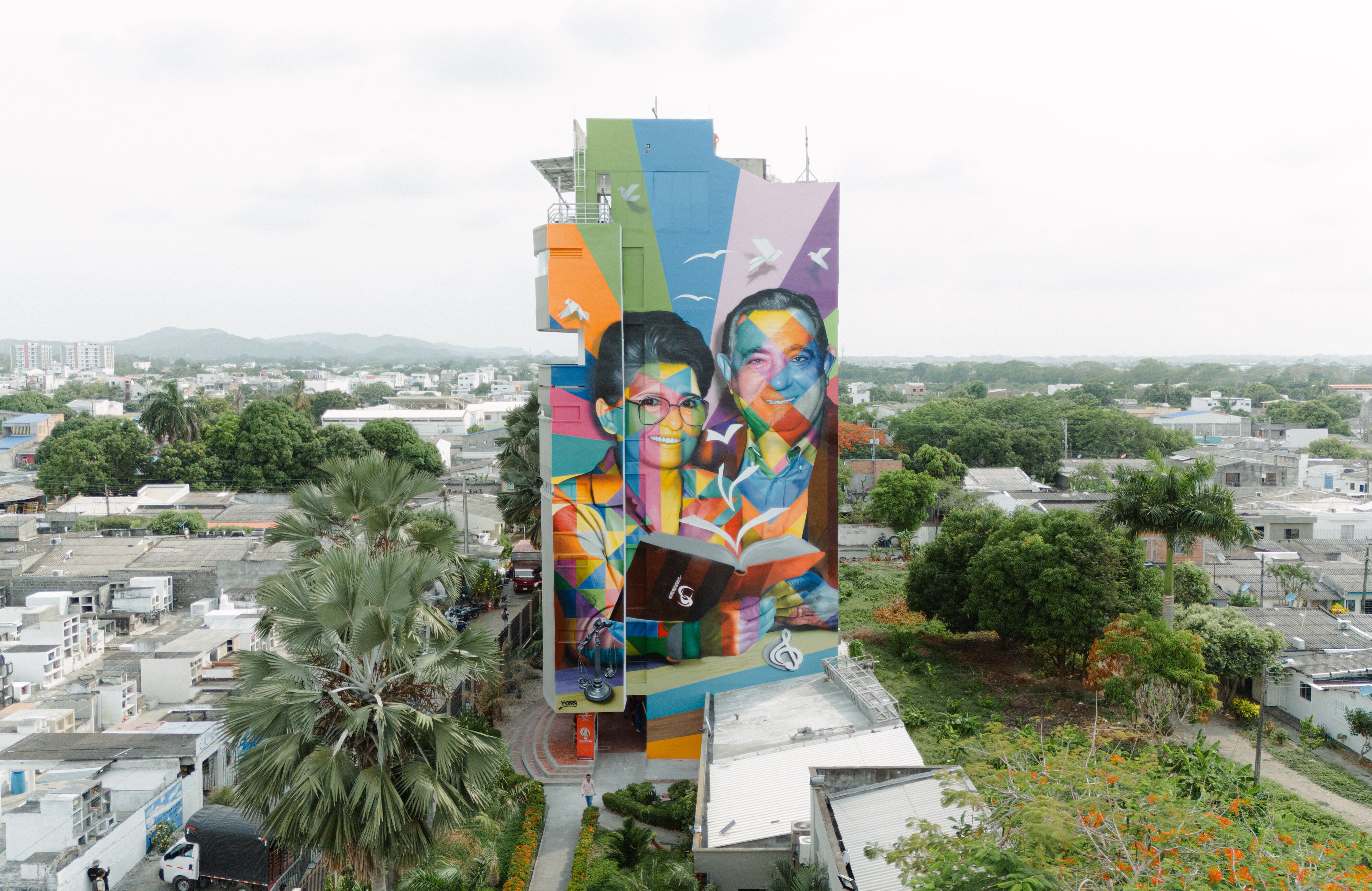 El muralista Kobra pasó por Montería, donde dejó su primera obra en Colombia, un homenaje al científico Elías Bechara Zainúm (1920-2013) y a la educadora Saray Castilla de Bechara (1929-2018), pareja que en la educación de la gente vio una prioridad y una oportunidad de construir paz. Fundaron la Universidad del Sinú hace 50 años.