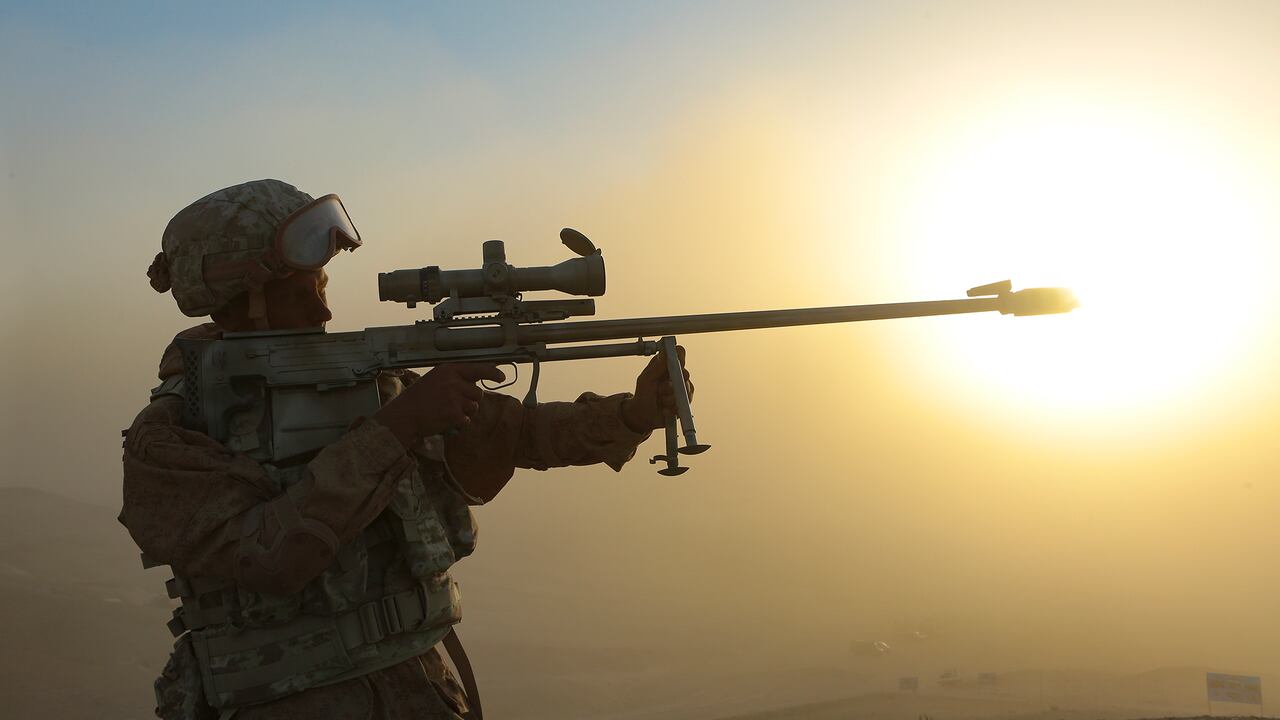 Un soldado mira a través del rifle de su francotirador. (AP Foto / Didor Sadulloev)