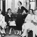 Chanel, de izquierda a derecha, con algunas de sus modelos luego de un desfile en Londres, en 1932.