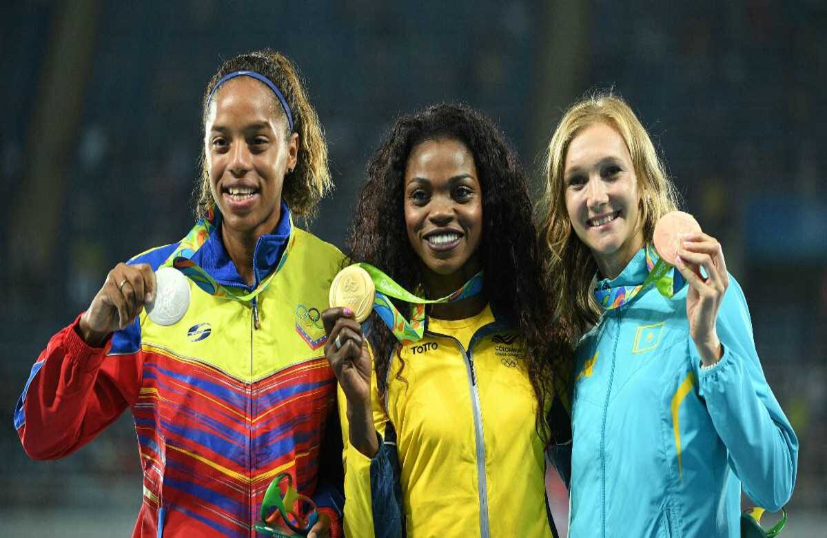 La venezolana Yulimar Rojas y la kazaja Olga Rypakova la acompañaron. Johannes Eisele/AFP