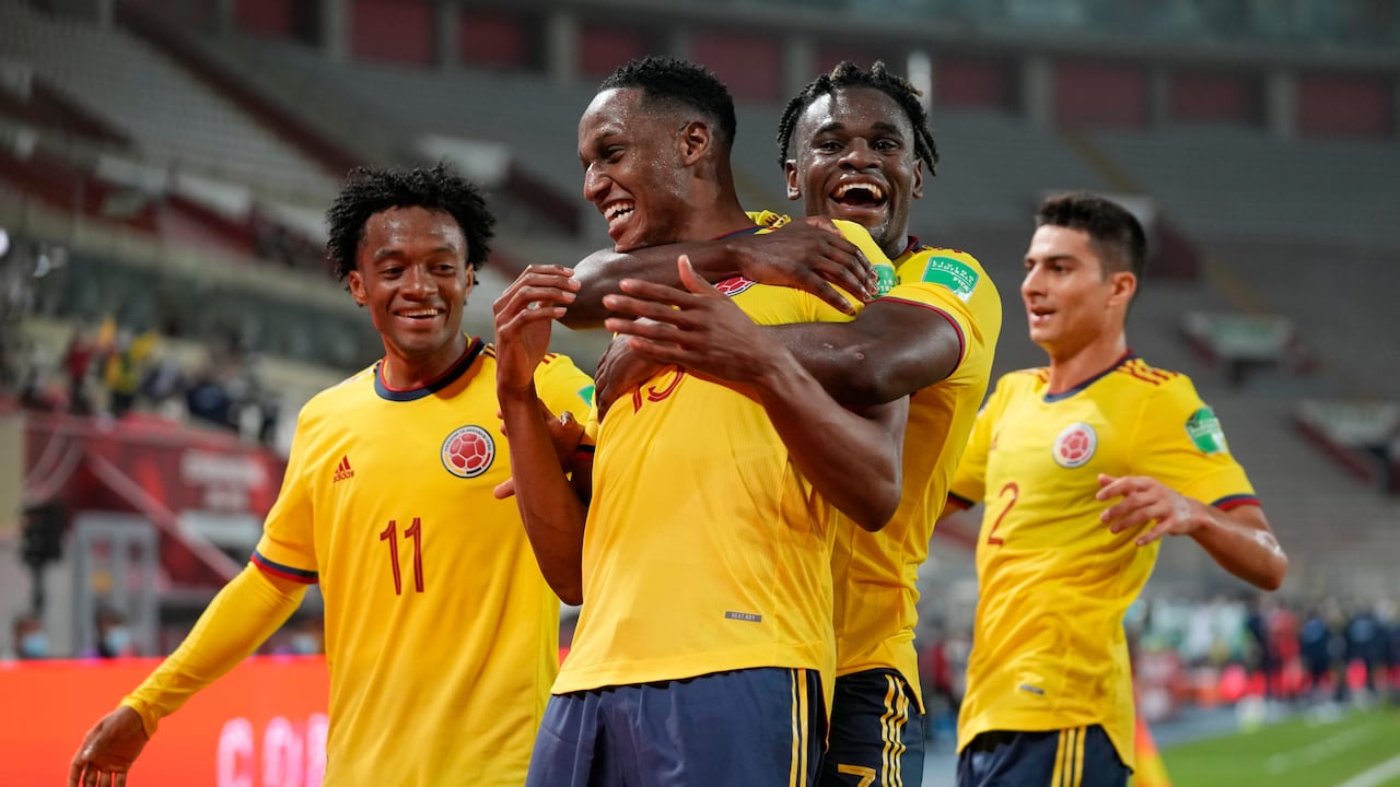 Yerry Mina celebra el primer gol en el partido contra Perú