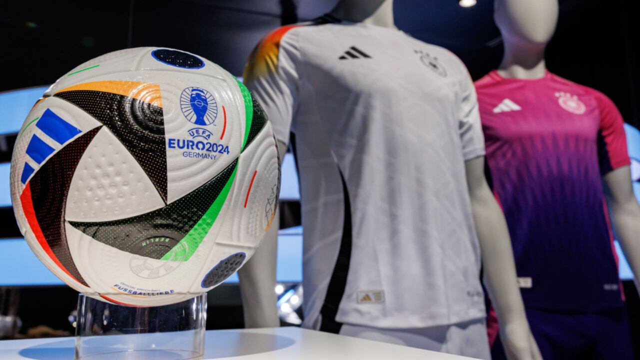 Las camisetas oficiales de la selección alemana de fútbol para el próximo Campeonato Europeo de Fútbol 2024 (UEFA EURO 2024) y el balón oficial del partido se exhiben en la sede del fabricante de artículos deportivos adidas AG, en avaria, Herzogenaurach (Alemania). Foto: Daniel Karmann/dpa (Foto de Daniel Karmann/Picture Alliance vía Getty Images)