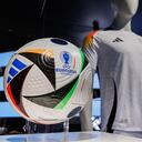 Las camisetas oficiales de la selección alemana de fútbol para el próximo Campeonato Europeo de Fútbol 2024 (UEFA EURO 2024) y el balón oficial del partido se exhiben en la sede del fabricante de artículos deportivos adidas AG, en avaria, Herzogenaurach (Alemania). Foto: Daniel Karmann/dpa (Foto de Daniel Karmann/Picture Alliance vía Getty Images)