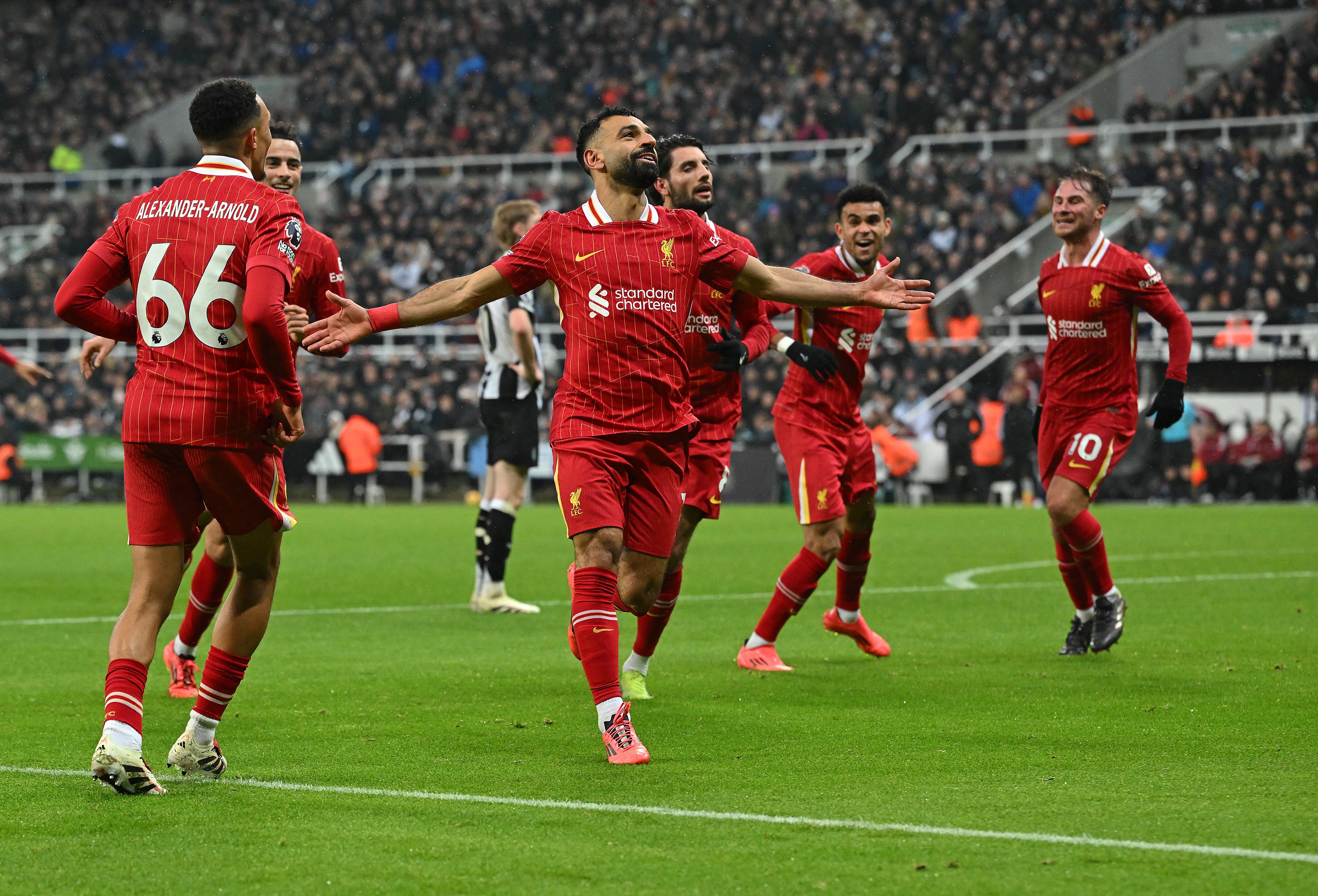 Mohamed Salah, del Liverpool, celebra tras marcar el tercer gol del Liverpool durante el partido de la Premier League entre el Newcastle United FC y el Liverpool FC en St James' Park el 04 de diciembre de 2024 en Newcastle upon Tyne, Inglaterra.
