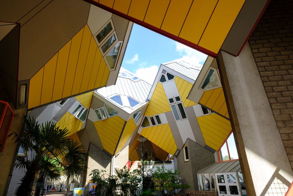 38 palafitos en forma de cubo y 13 cubos de negocios se ven el 26 de julio de 2023 en el centro de Rotterdam, Holanda. Kubuswoningen fue diseñado por el arquitecto Piet Blom. (Foto de Thierry Monasse/Getty Images)