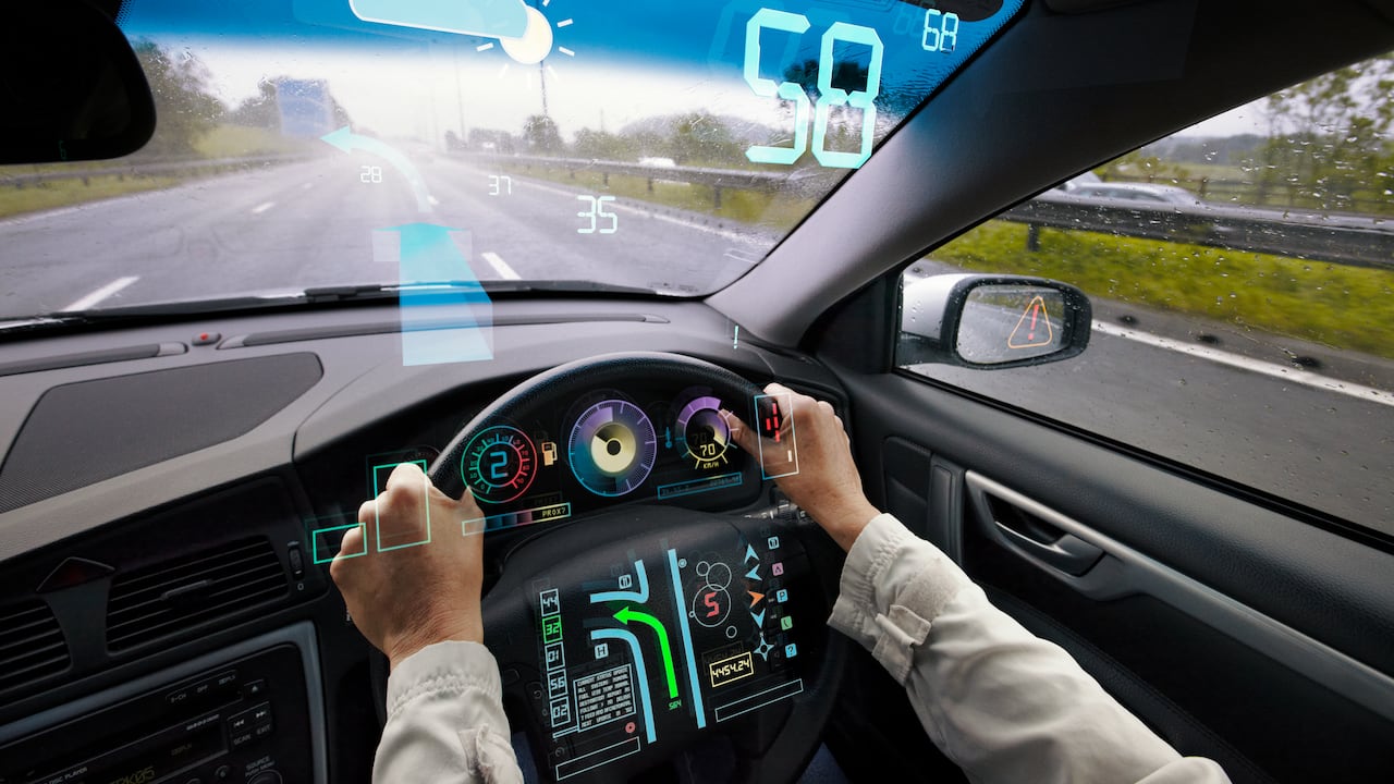 HUD es capaz de mostrar el camino, la velocidad y otras funciones en una imagen proyectada sobre el parabrisas.
