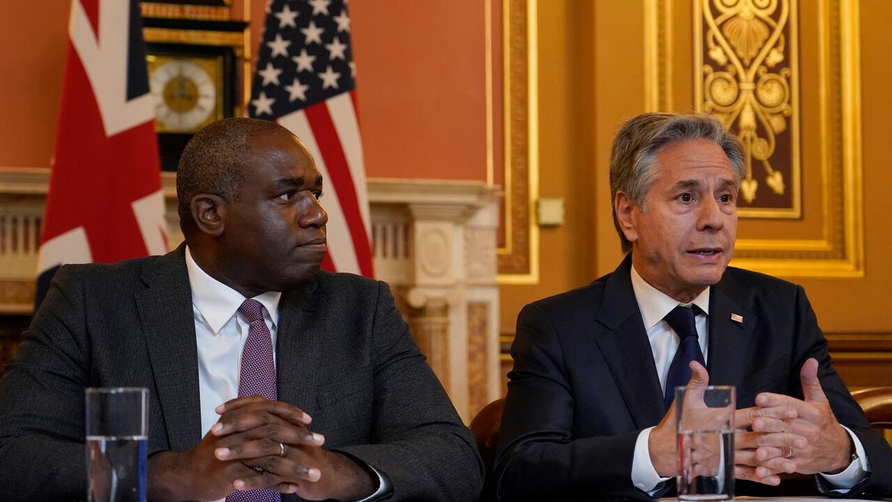 El secretario de Estado Antony Blinken, a la derecha, habla durante una reunión de diálogo estratégico con el secretario de Relaciones Exteriores de Gran Bretaña, David Lammy, en la Oficina de Relaciones Exteriores, Commonwealth y Desarrollo (FCDO) en Londres, el martes 10 de septiembre de 2024. (Foto AP/Alberto Pezzali, Pool )
