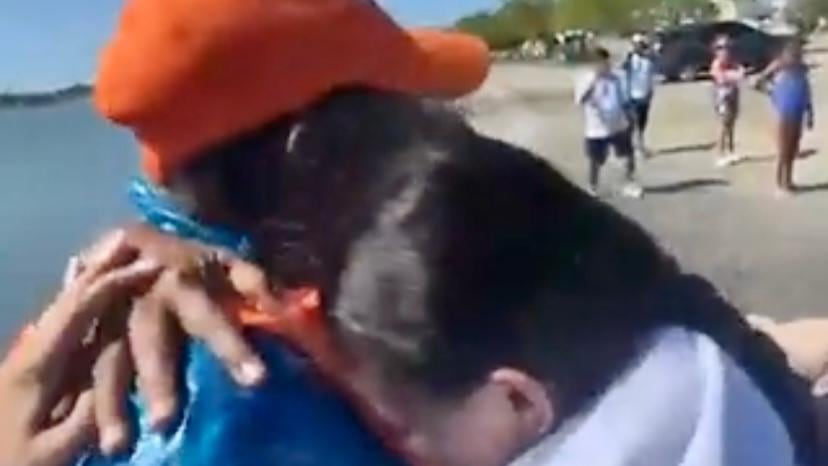 La hija de uno de los pesadores rescatados corrió a sus brazos cuando lo vio.