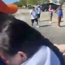 La hija de uno de los pesadores rescatados corrió a sus brazos cuando lo vio.