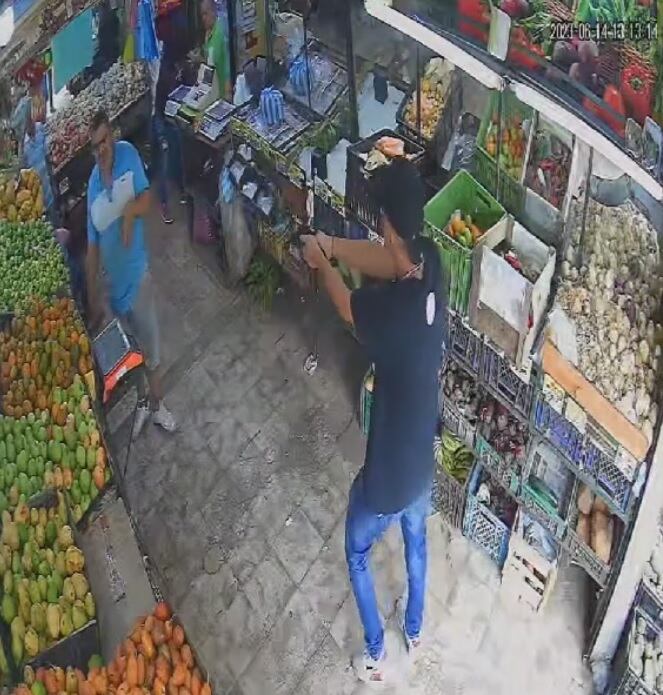 Violento robo a plena luz del día quedó captado en video en un fruver de Cali.