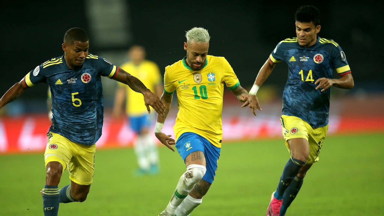 Las redes sociales le cobraron con burlas al brasileño el show y al colegiado chileno la falta de carácter. (Photo by MB Media/Getty Images)