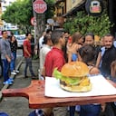 Largas filas hicieron los caleños para disfrutar de diversas hamburguesas gourmet, a mitad de precio, como parte de una campaña gastronómica de las mejores haburgueserías del país. Foto: Bernardo Peña / El País.