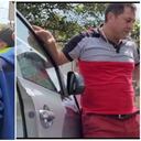 hombre se sube a la grúa y se va con el carro a los patios, ante negativa de Policía de Tránsito de devolverle el vehículo