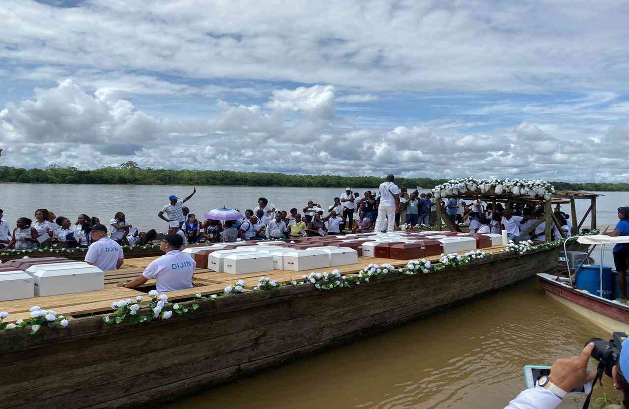 En lanchas decoradas con flores blancas y con cánticos de las mujeres de esa región, fueron recibidos los restos de hombres, mujeres y niños.  También se entregaron cofres con ángeles con los que se rindió homenaje a los menores que estaban por nacer y que por esta tragedia no pudieron ver la luz.  Foto: Unidad Nacional de Víctimas. 