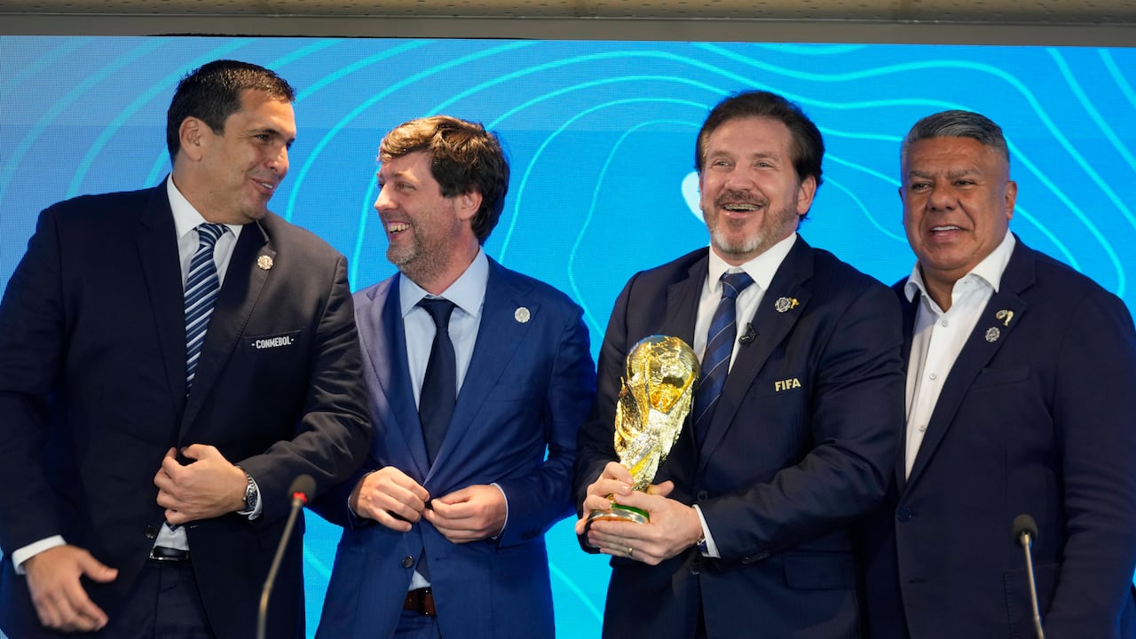 El presidente de la Asociación de Fútbol de Paraguay, Robert Harrison, izquierda, el delegado de la FIFA, Ignacio Alonso, centro, el presidente de la Conmebol, Alejandro Domínguez, tercero desde la izquierda, y el vicepresidente de la Conmebol, Claudio Tapia, de pie después de anunciar los países anfitriones del torneo de fútbol Copa Mundial 2030 en Luque, Paraguay, el miércoles. 4 de octubre de 2023.(Foto AP/Jorge Sáenz)