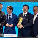 El presidente de la Asociación de Fútbol de Paraguay, Robert Harrison, izquierda, el delegado de la FIFA, Ignacio Alonso, centro, el presidente de la Conmebol, Alejandro Domínguez, tercero desde la izquierda, y el vicepresidente de la Conmebol, Claudio Tapia, de pie después de anunciar los países anfitriones del torneo de fútbol Copa Mundial 2030 en Luque, Paraguay, el miércoles. 4 de octubre de 2023.(Foto AP/Jorge Sáenz)