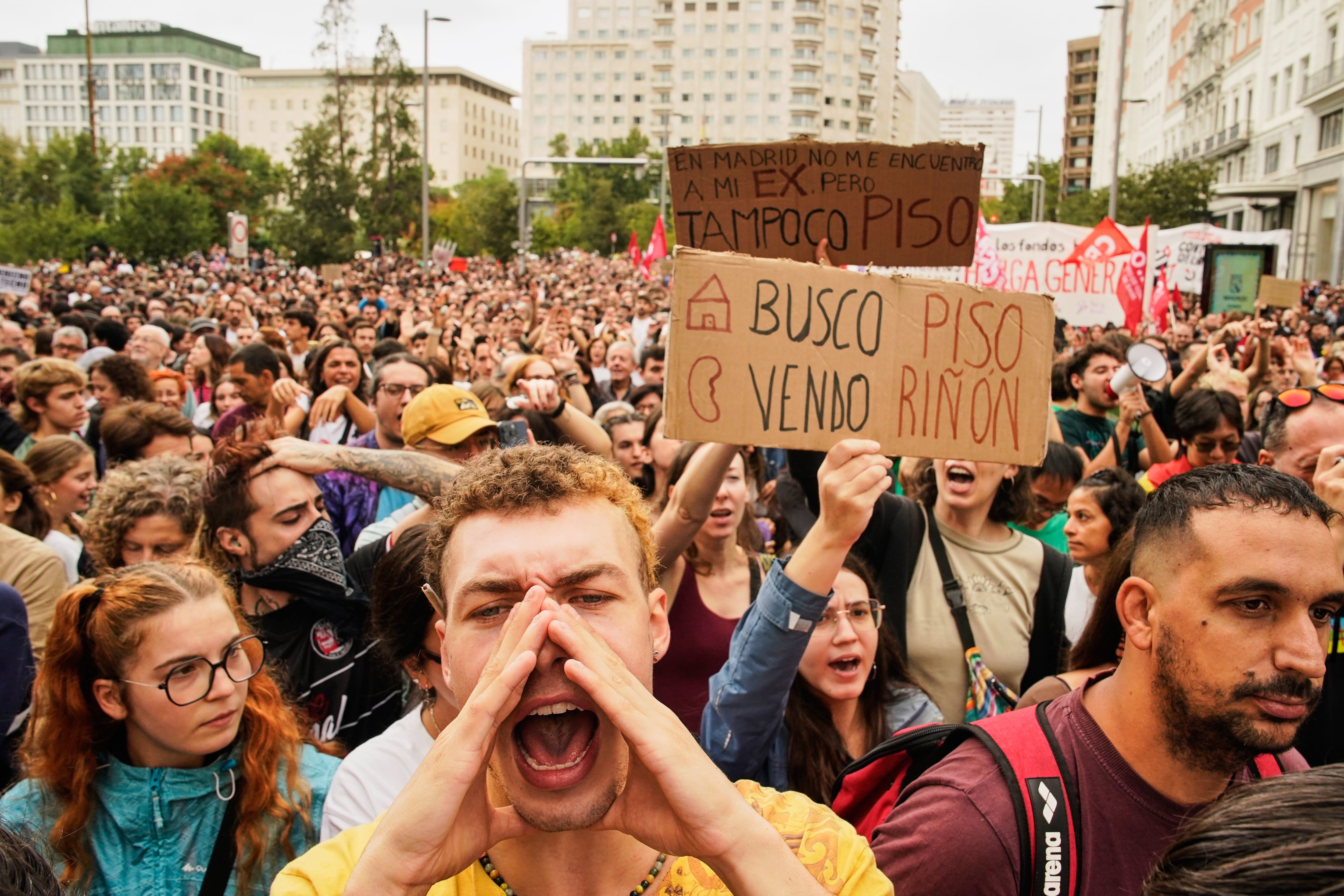 Un grupo de personas se manifiestan para exigir leyes más estrictas para proteger a inquilinos en Madrid, España.
