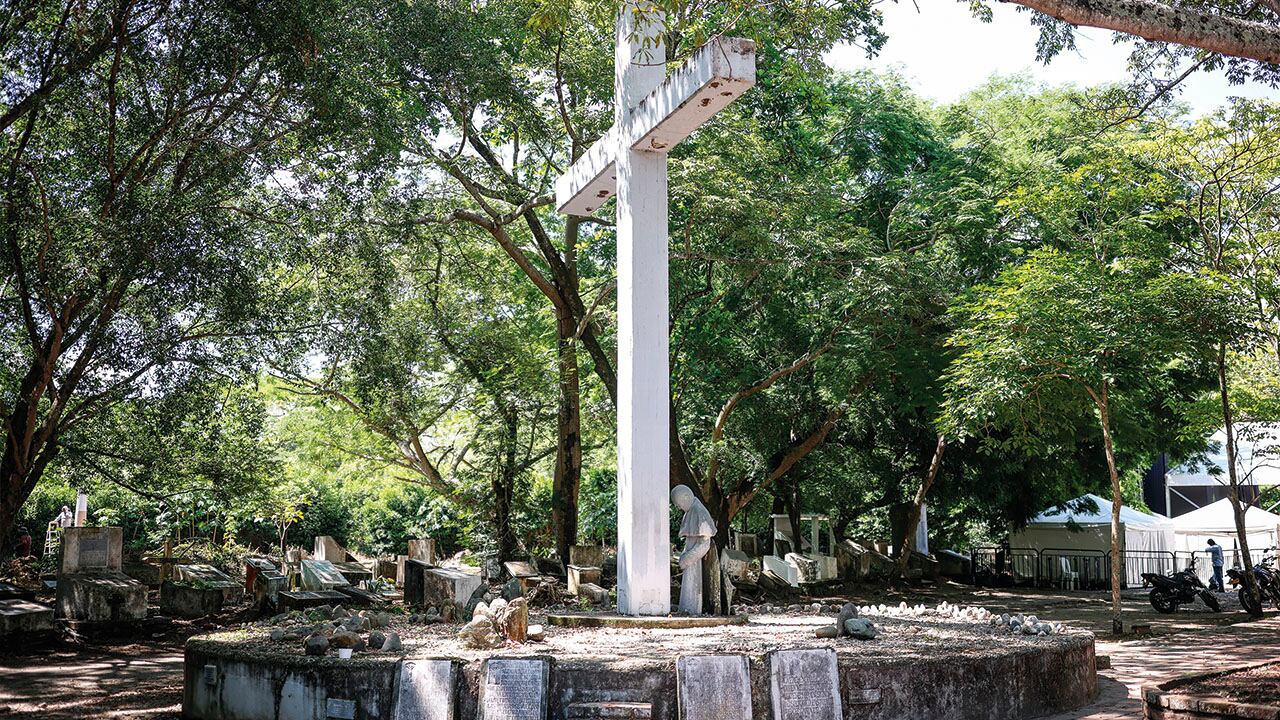Tumbas a lo largo de Armero con el nombre de las víctimas de la tragedia.
