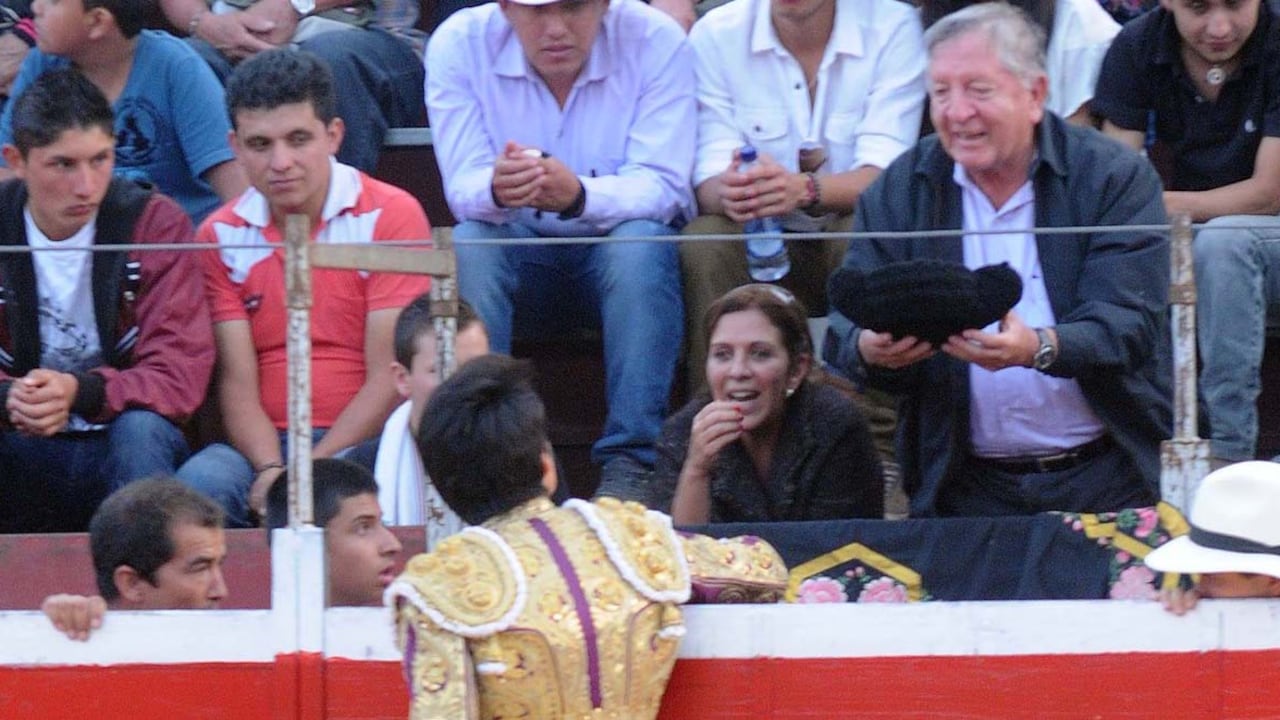 El padre Joaquín Sánchez falleció en Bogotá a la edad de 78 años. En la imagen, recibiendo el brindis del torero Ricardo Rivera en una corrida celebrada en Guachetá el 8 de febrero de 2014.