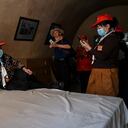 Esta foto tomada durante un tour de medios organizado por el gobierno muestra a un turista posando en una cama para una foto en la antigua residencia del ex líder chino Mao Zedong en el Sitio Revolucionario Yangjialing en Yan'an, la sede del Partido Comunista Chino desde 1936 hasta 1947, en la provincia de Shaanxi el 10 de mayo de 2021, antes del centenario de la fundación del partido en julio. Foto de Hector RETAMAL / AFP