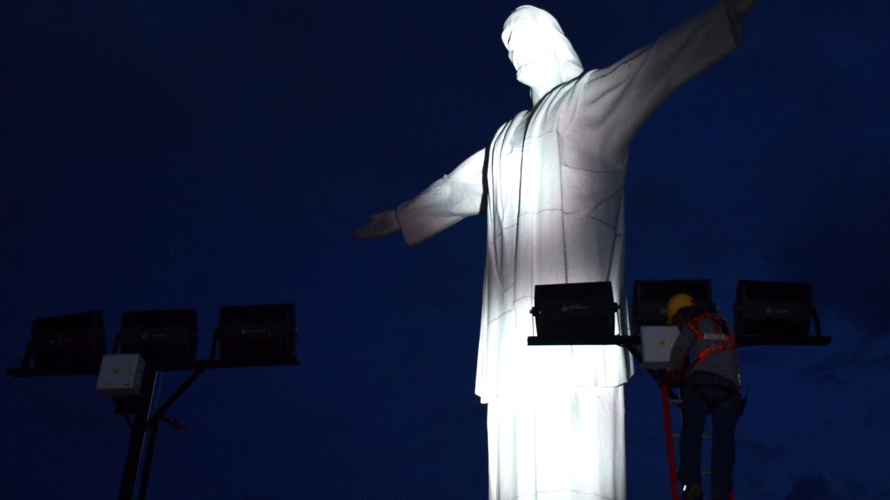 Las luminarias instaladas cuentan con nueva tecnología que ofrece una amplia gama de colores desde amarillo hasta oro intenso y combina canales que permiten luces cálidas, neutras y frías.