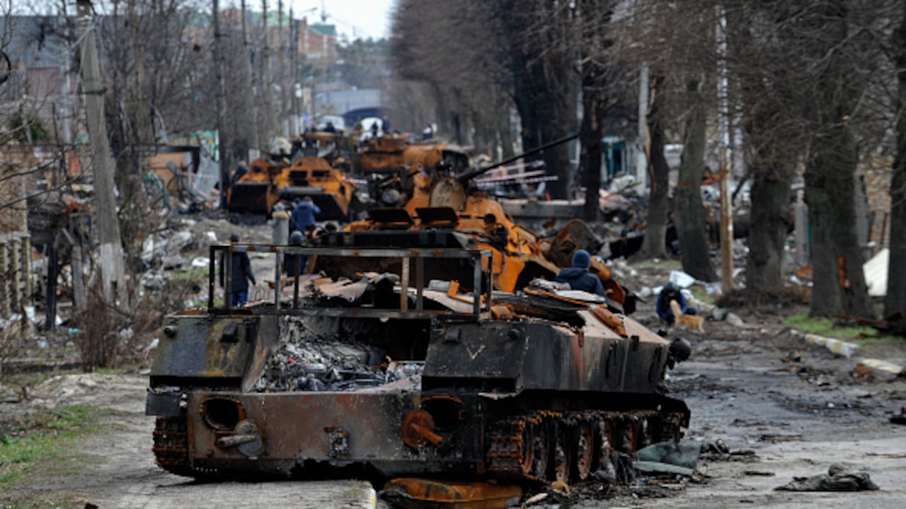 La imagen muestra varios tanques rusos destruidos en la ciudad de Bucha, en el marco de la guerra con Ucrania.
