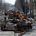 La imagen muestra varios tanques rusos destruidos en la ciudad de Bucha, en el marco de la guerra con Ucrania.