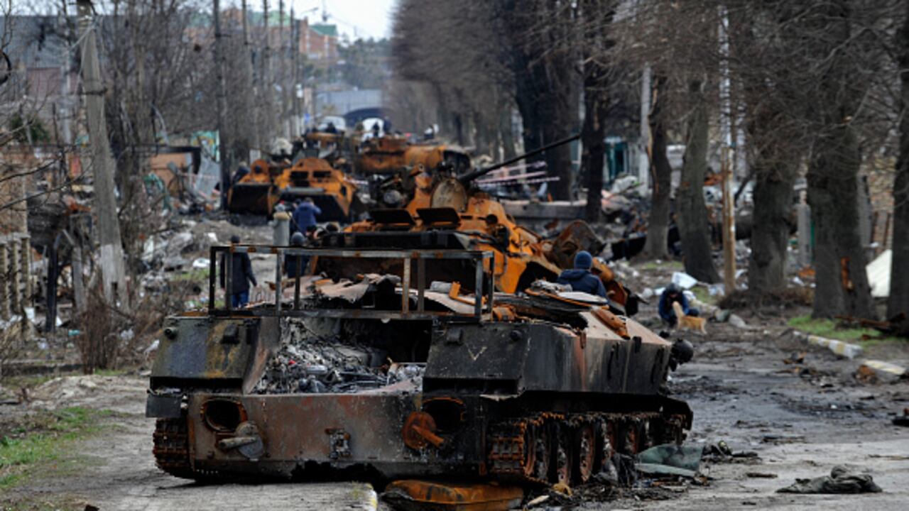 La imagen muestra varios tanques rusos destruidos en la ciudad de Bucha, en el marco de la guerra con Ucrania.