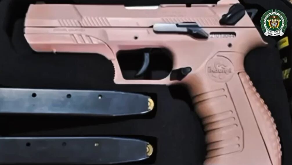 Pistola incautada en operativo contra el lavado de activos de la banda La Terraza.