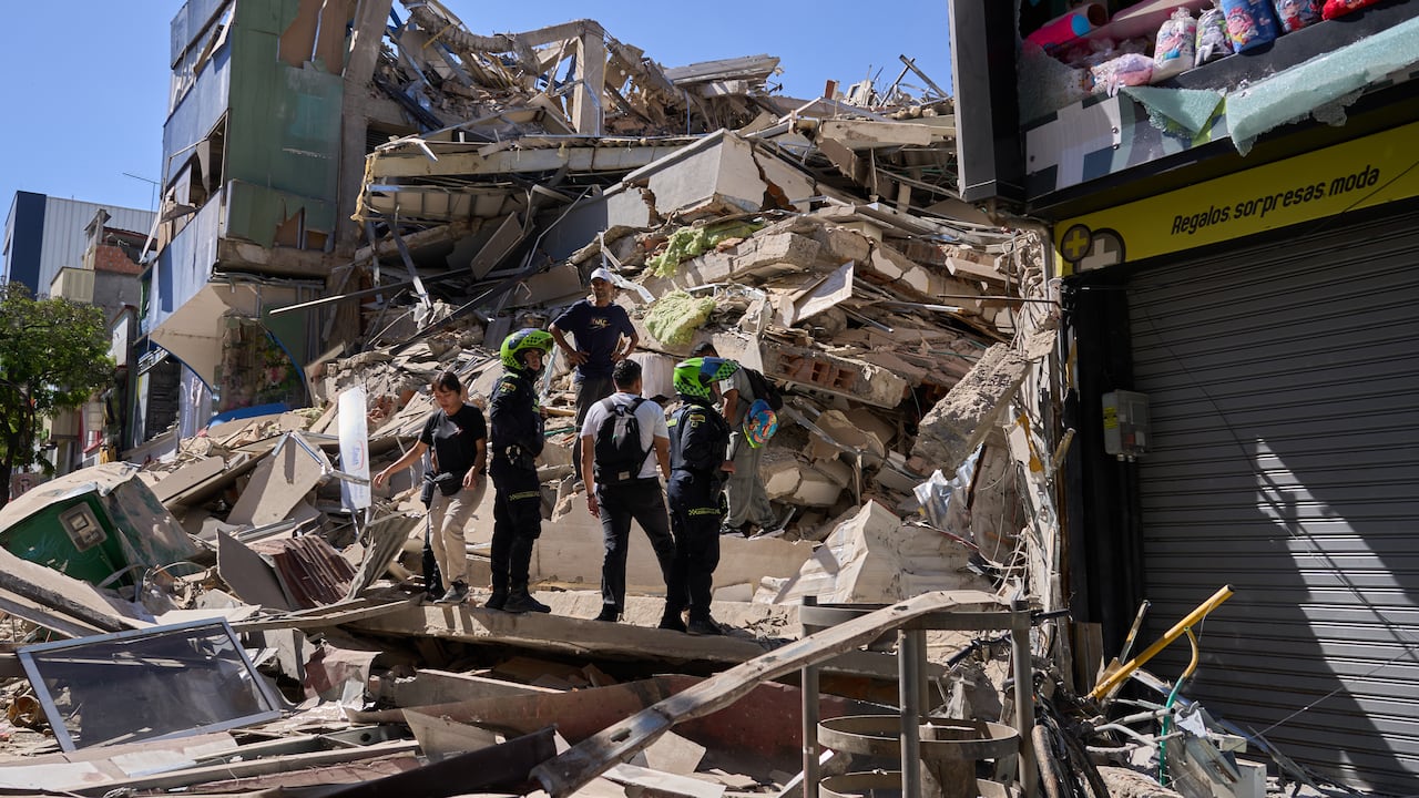 La Policía observa un edificio dañado tras el terremoto que azotó Pereira el lunes 10 de agosto de 2026.