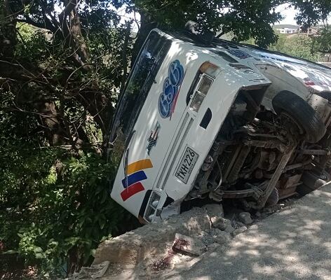 La buseta se habría quedado sin frenos.