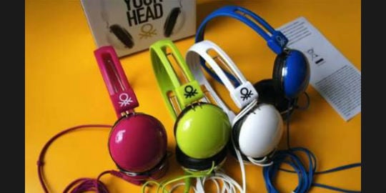 Estos audífonos son marca Benetton. Los puede conseguir en tiendas virtuales. Son una opción muy chic para las mujeres que siempre están a la vanguardia. 