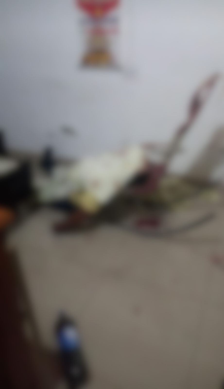 Hombres armados ingresaron a la vivienda y le dispararon frente a su esposa e hija.